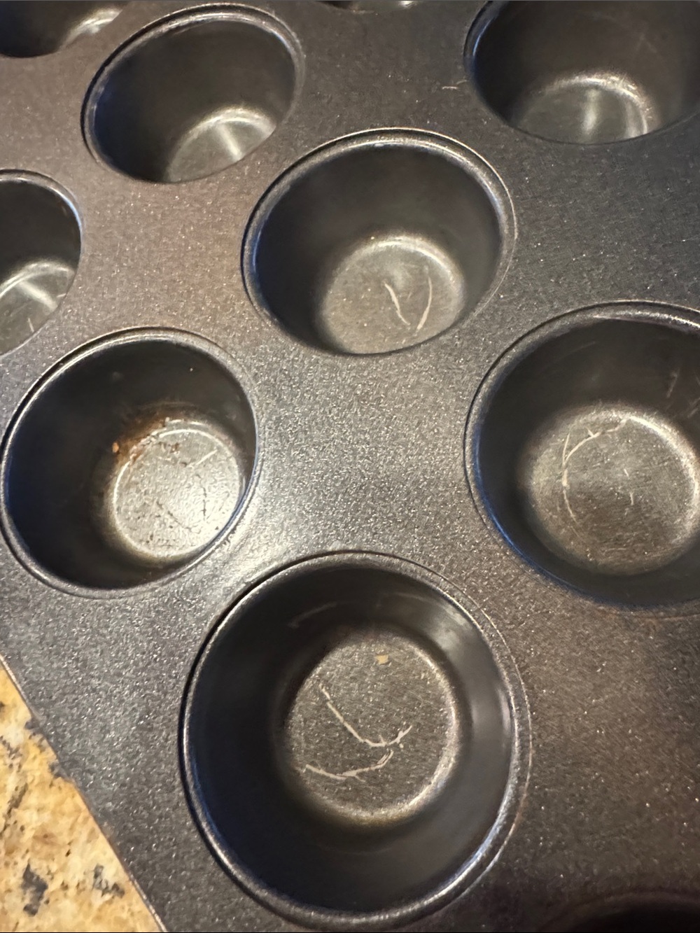 Oneida muffin pan - Picture 4 of 6
